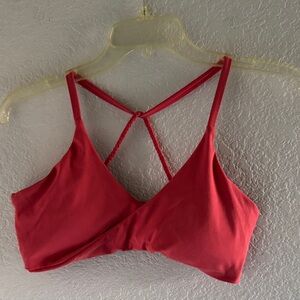 Kamo Fitness twist front detail sports bra with cute strappy details. Size S.